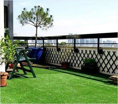 休闲人造草坪是一种由聚丙烯(pp)或聚乙烯(PE)以及由聚丙烯和聚乙烯混合成的纤维为原料,同时添加了适量的紫外线吸收剂和燃料尼龙,聚丙烯,经织成后,覆到树脂底基上制成.