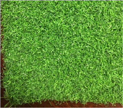 高尔夫人造草坪的纤维,在抗紫外线,抗老化等方面性能都很高,目前可达10~15年,而且人造草坪弹性良好,具有减振效能,球的运行速度,轨迹与天然草坪基本一致.